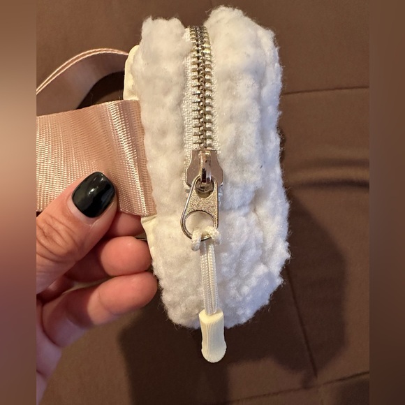 APANA Studio City See Me Run Cozy White Sherpa Belt Bag/Crossbody Sling - Picture 6 of 14